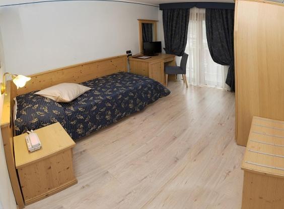 Hotel Canada Pinzolo Bagian luar foto