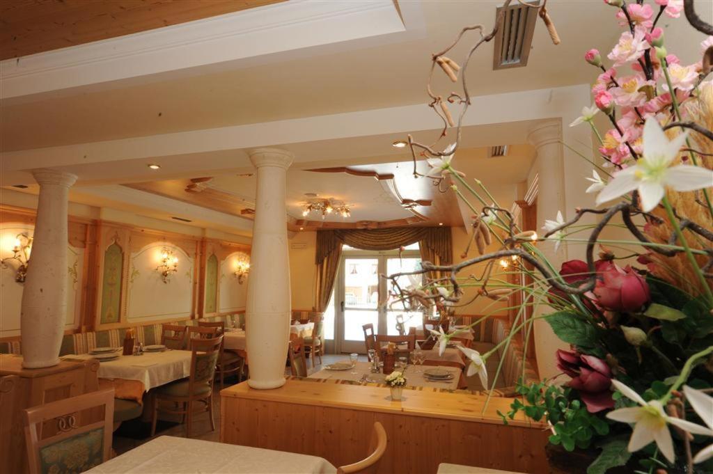 Hotel Canada Pinzolo Bagian luar foto
