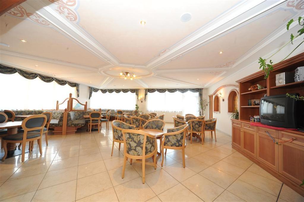 Hotel Canada Pinzolo Bagian luar foto