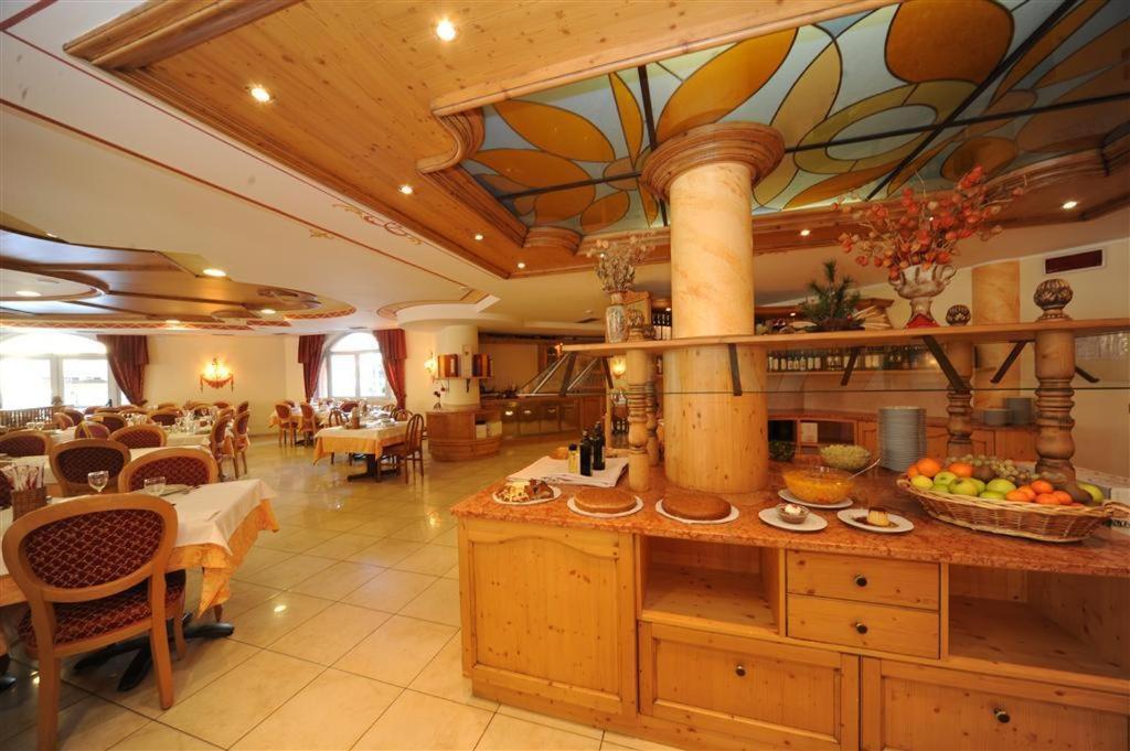 Hotel Canada Pinzolo Bagian luar foto