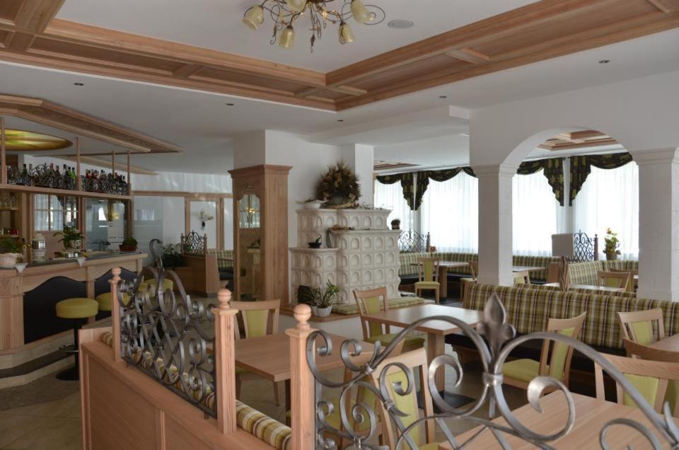 Hotel Canada Pinzolo Bagian luar foto