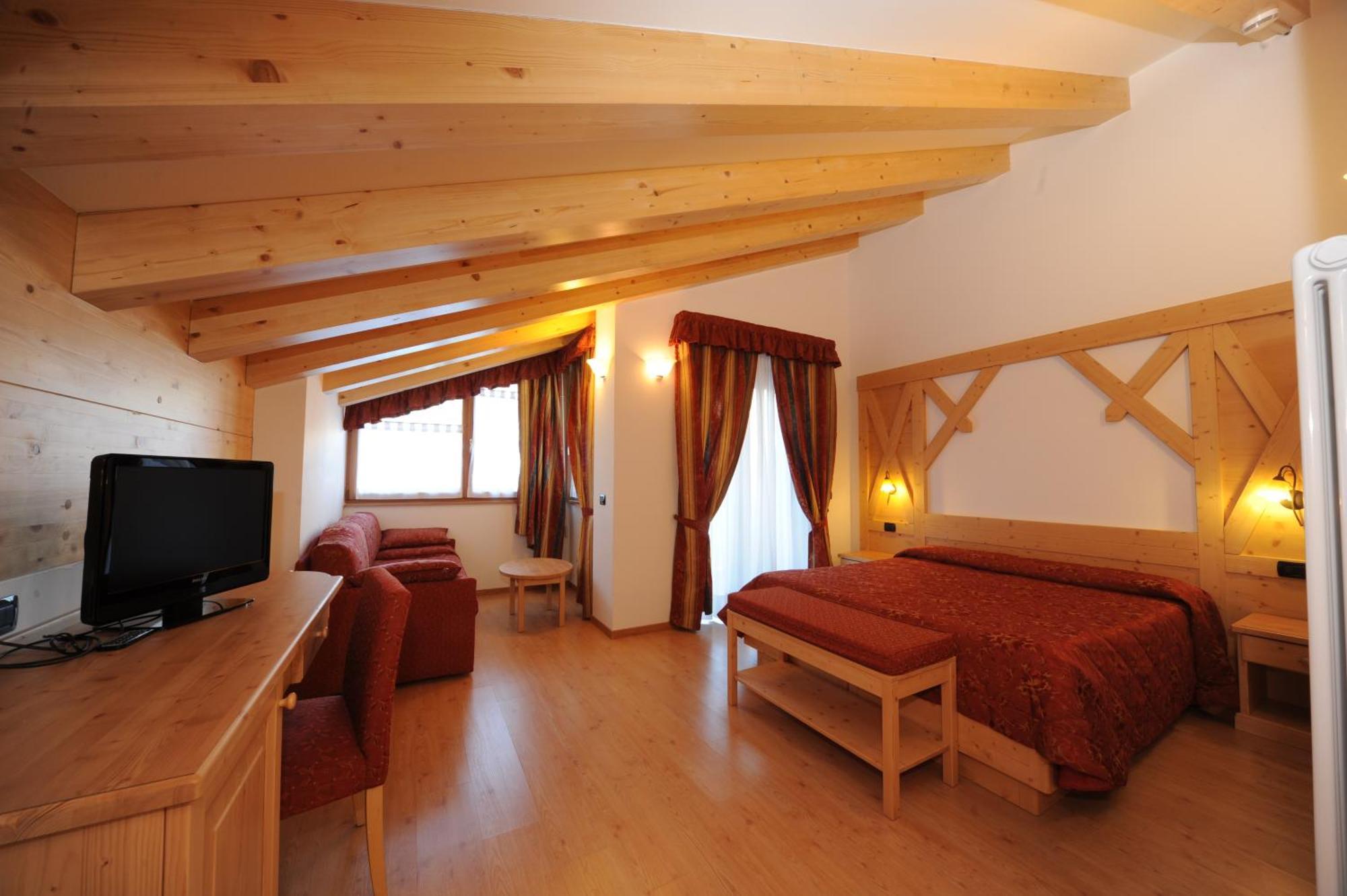 Hotel Canada Pinzolo Bagian luar foto