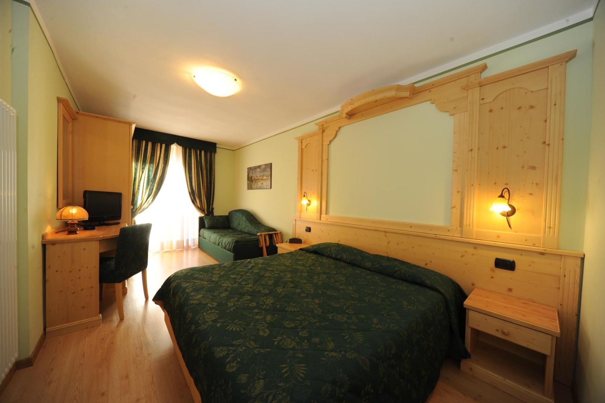Hotel Canada Pinzolo Bagian luar foto