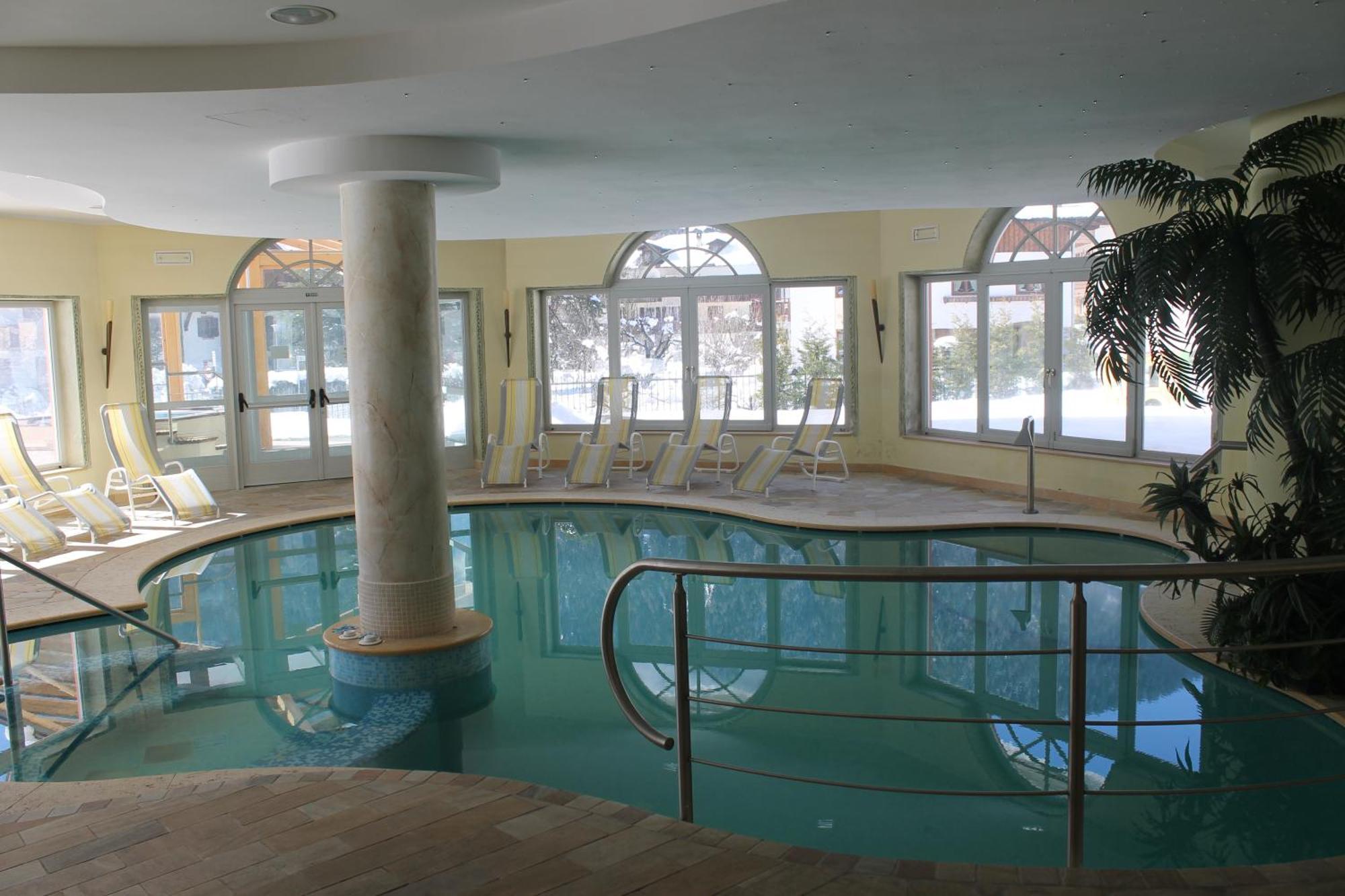 Hotel Canada Pinzolo Bagian luar foto