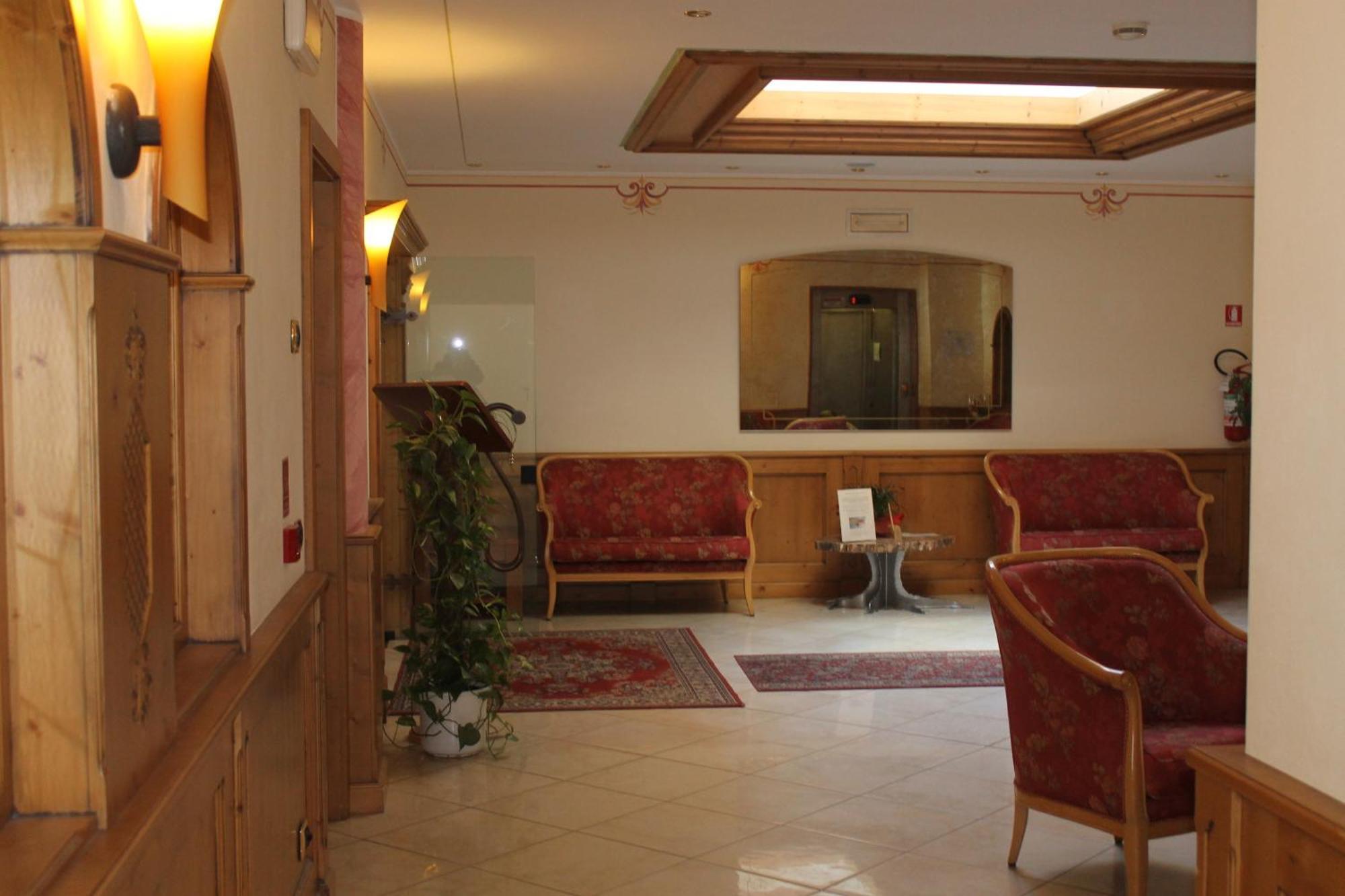 Hotel Canada Pinzolo Bagian luar foto