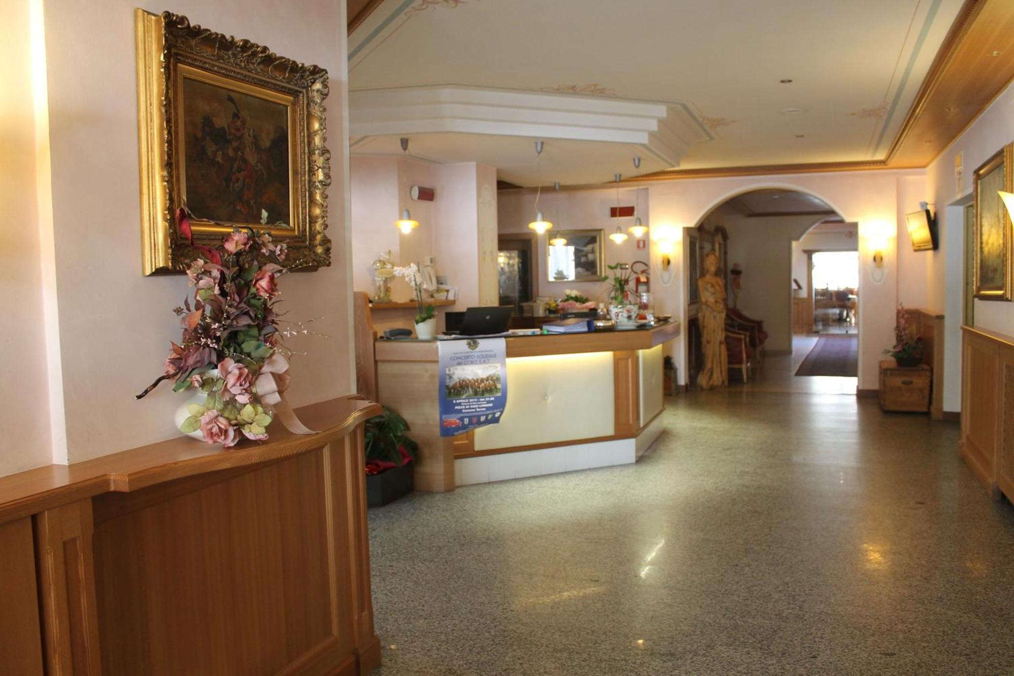 Hotel Canada Pinzolo Bagian luar foto