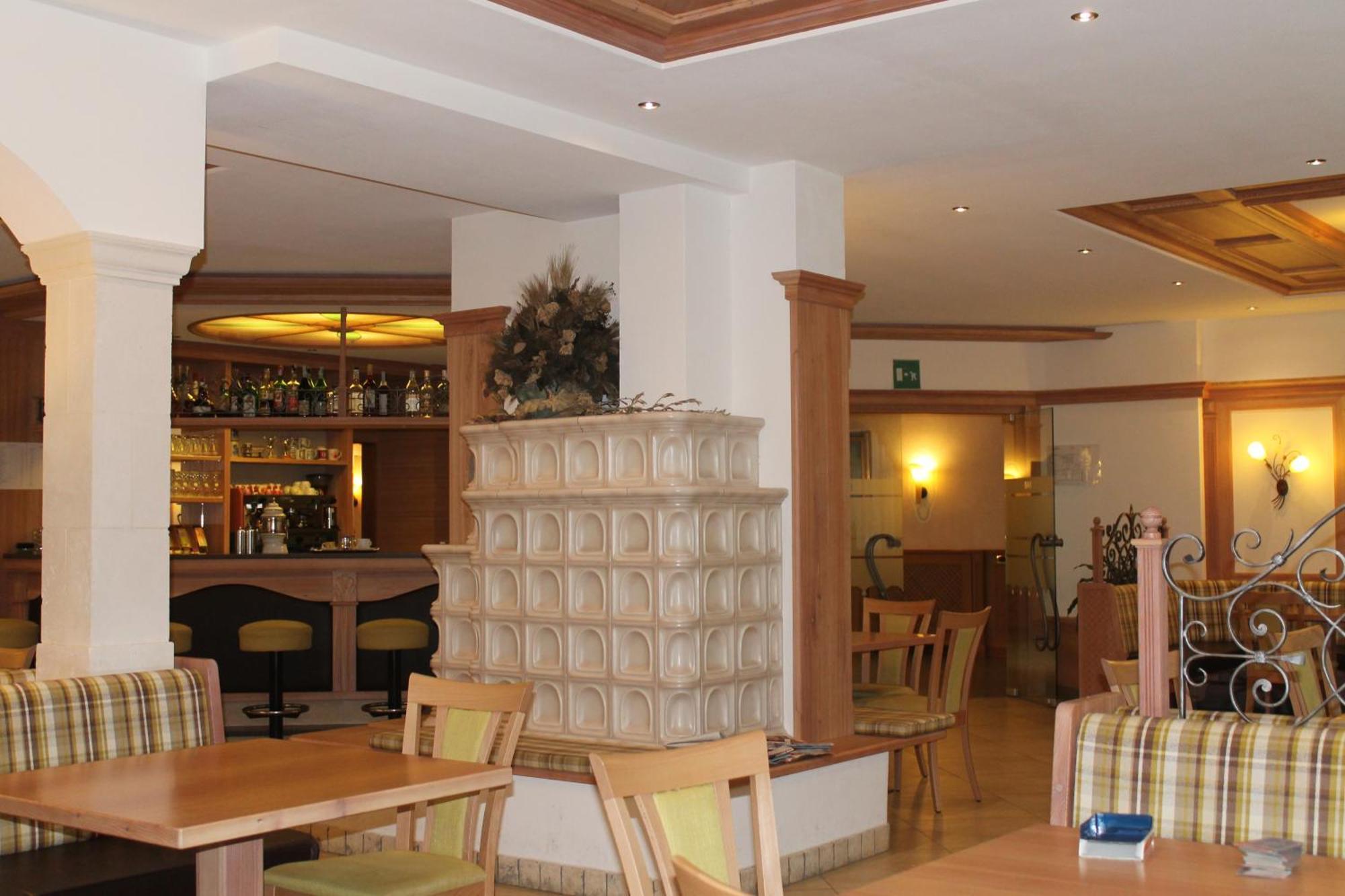 Hotel Canada Pinzolo Bagian luar foto