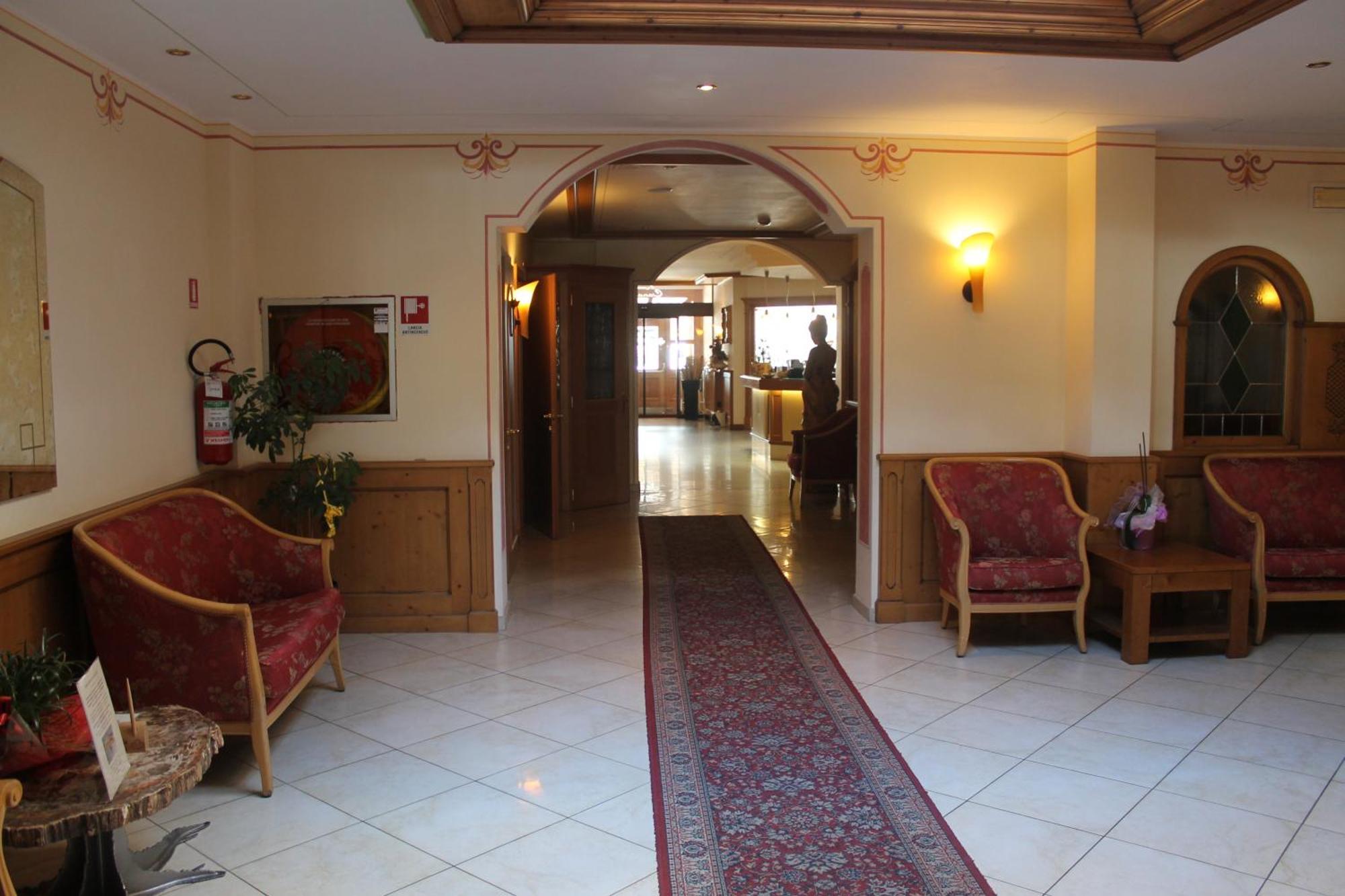Hotel Canada Pinzolo Bagian luar foto